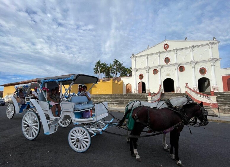 Picture 6 for Activity Granada: Colonial Granada Horse Carriage & Walking Tour 2