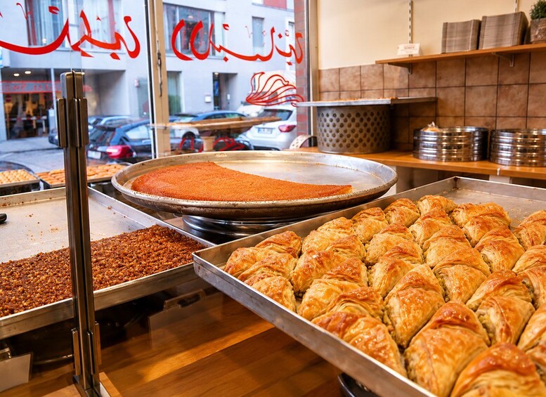 Une vitrine de boulangerie présentant des pâtisseries et des épices. 2