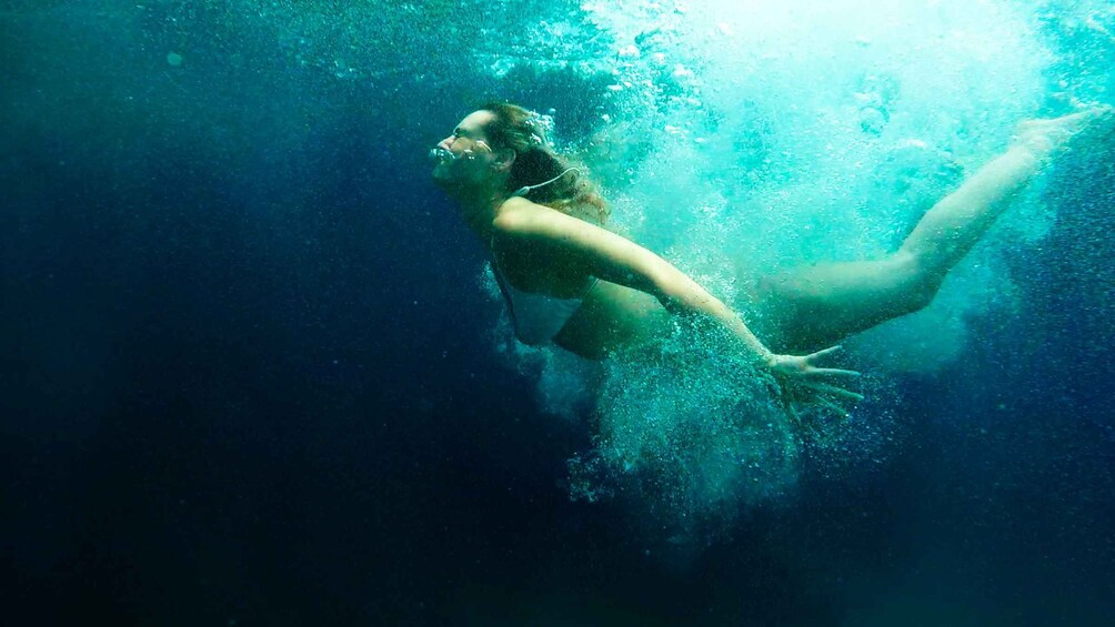 Una persona che nuota sott'acqua. 1