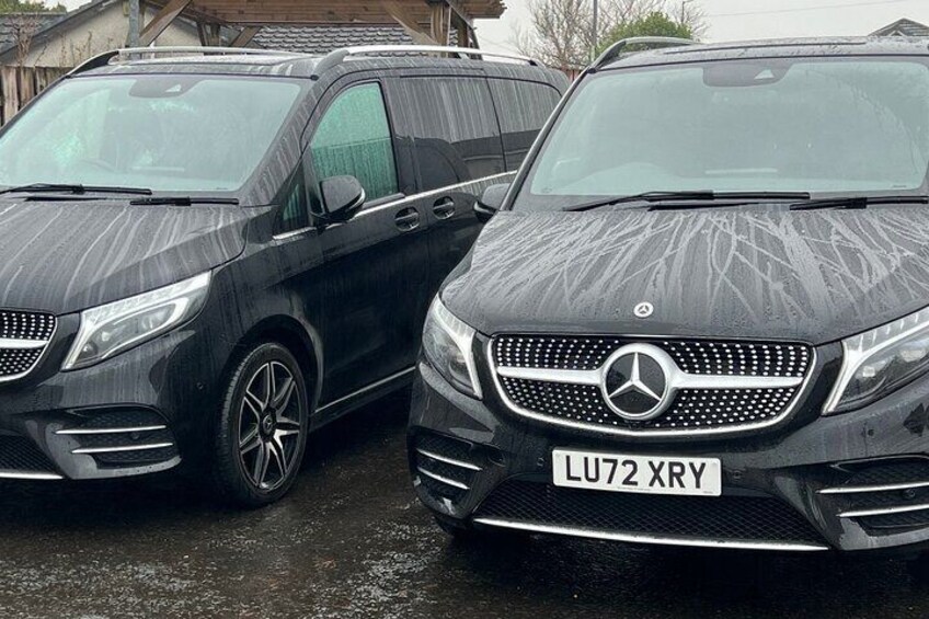 Deux SUV Mercedes-Benz noirs étaient stationnés côte à côte. 4