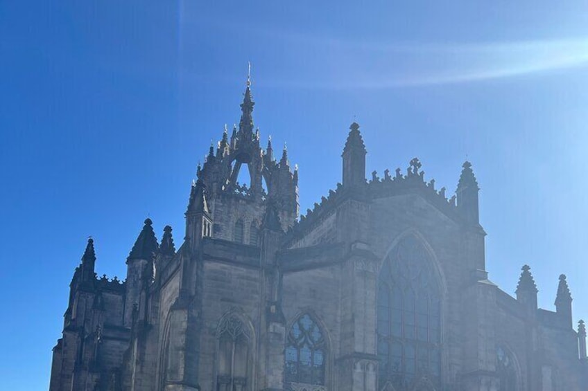 Une cathédrale gothique, ornée de flèches complexes et de grandes fenêtres à vitraux. 3