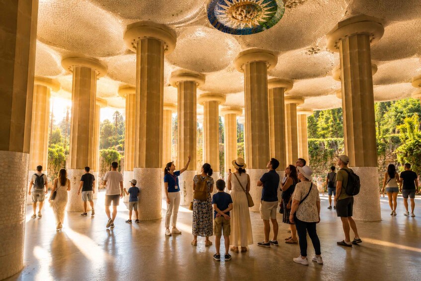 Un gruppo di persone all'interno di un edificio con ampie colonne e un soffitto decorato. 4