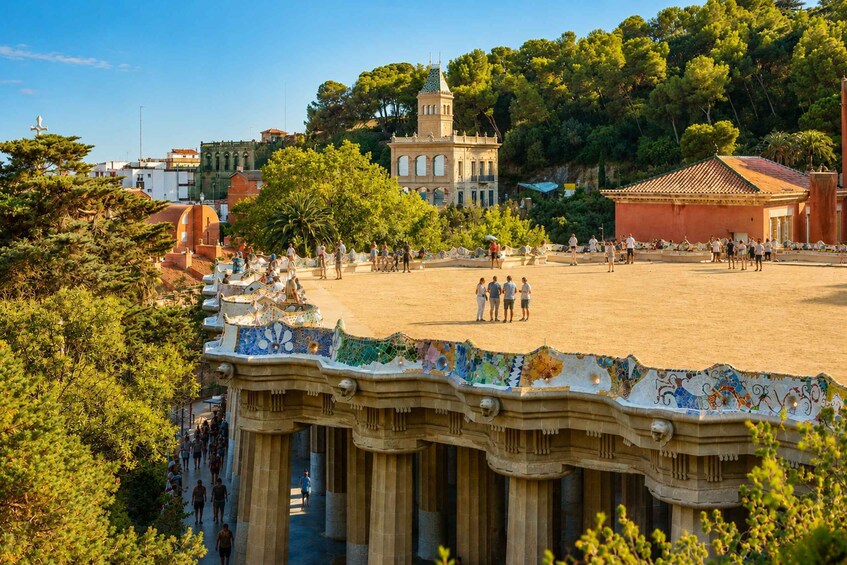 Una piazza con persone, una struttura piastrellata e edifici sullo sfondo. 3