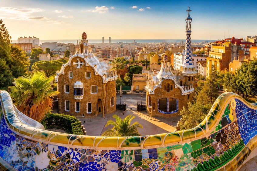 Una vista di Park Güell a Barcellona, con l'architettura distintiva di Gaudí e una colorata passerella in mosaico. 1