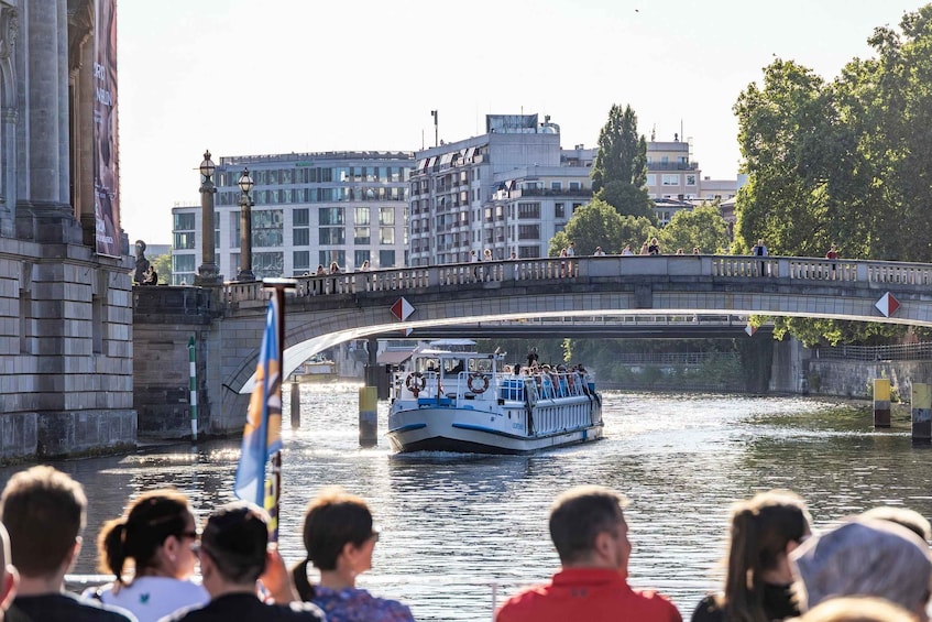 Un bote con pasajeros cruzando un puente sobre un río. 2