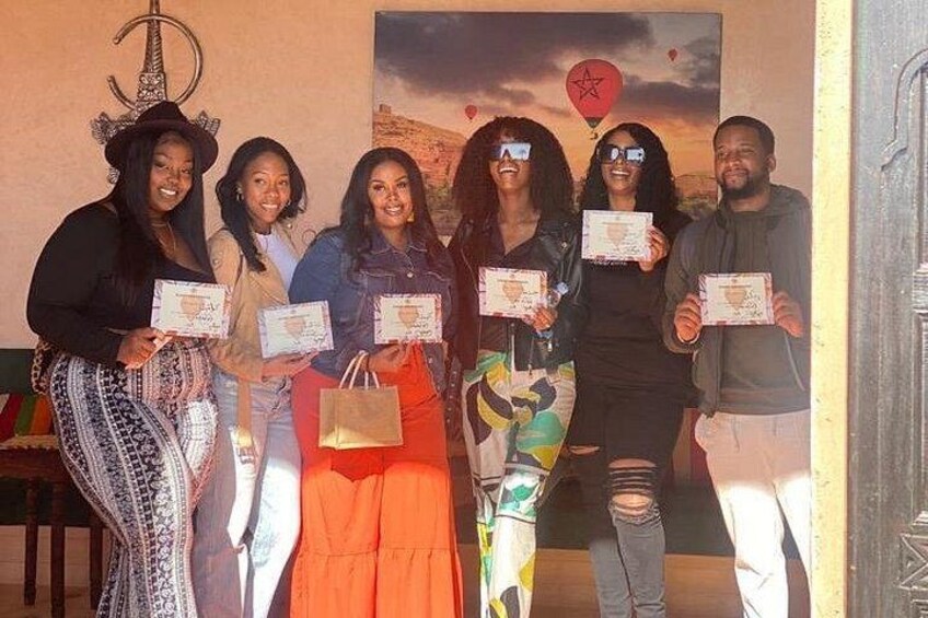 Un gruppo di persone che mostrano dei certificati. 2