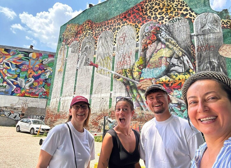 Un mural con un leopardo grande y diversas figuras coloridas. 1