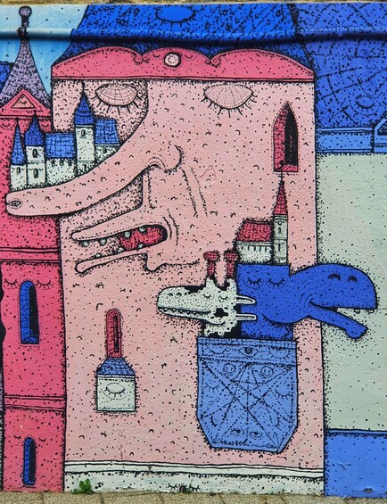 Un mural colorido con un castillo, un dragón y una criatura azul. 5