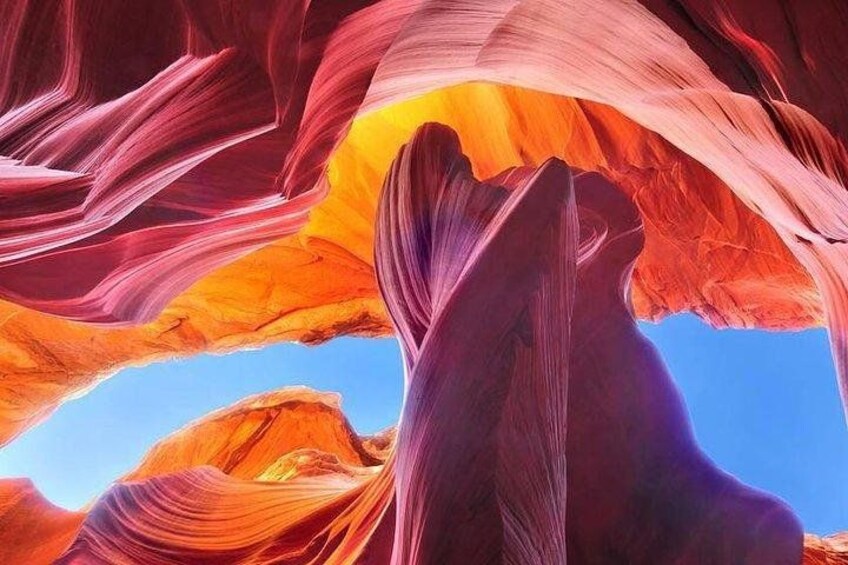 Cañón con formaciones rocosas estratificadas y un cielo azul despejado. 3