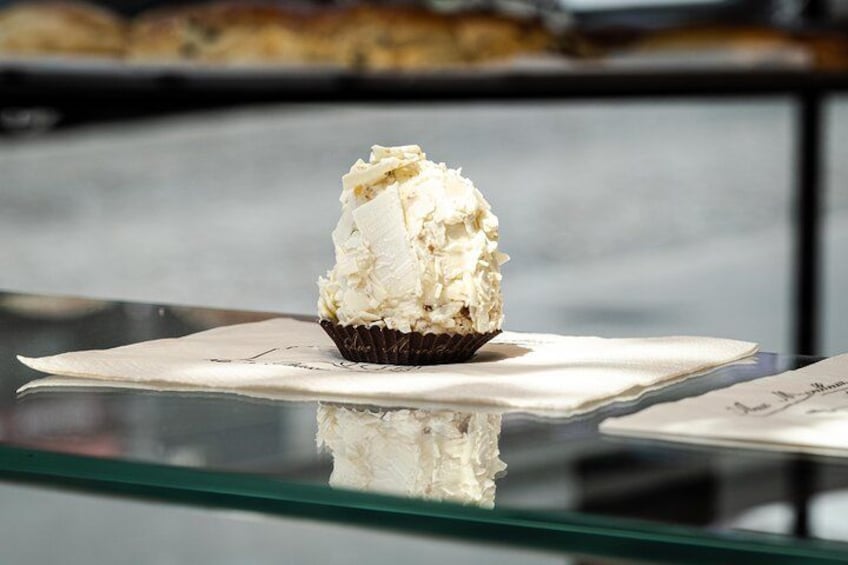 Taste the best meringue pastries in Paris, c'est Merveilleux ! 3