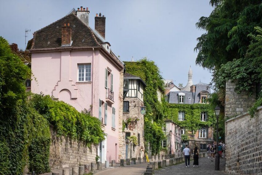 Walk on the most picturesque streets of Montmartre 5