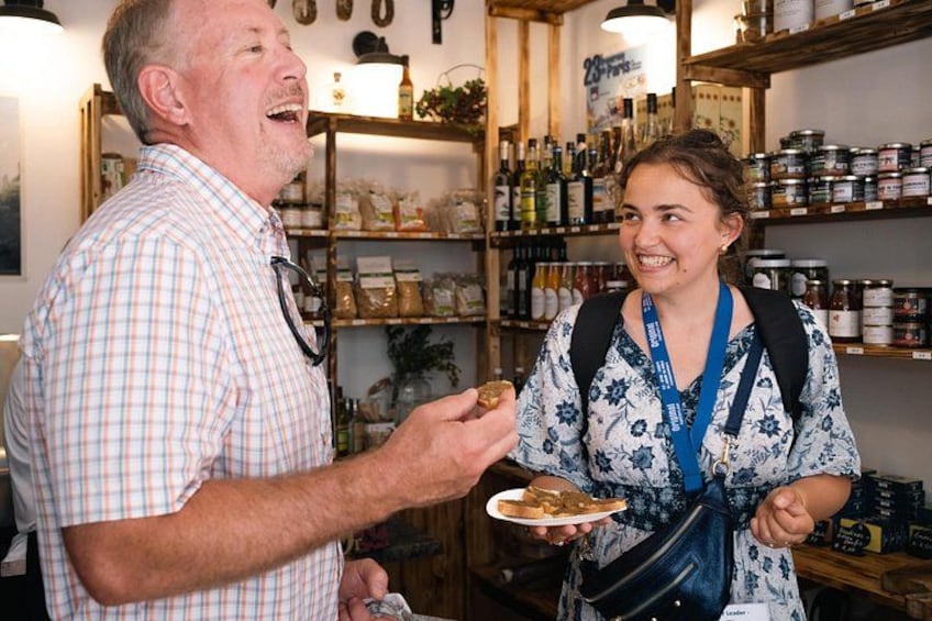 Enjoy your time with a friendly local food guide ! 1