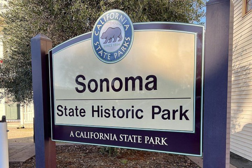 Schild für den Sonoma State Historic Park, mit Bärenlogo und Text. 3
