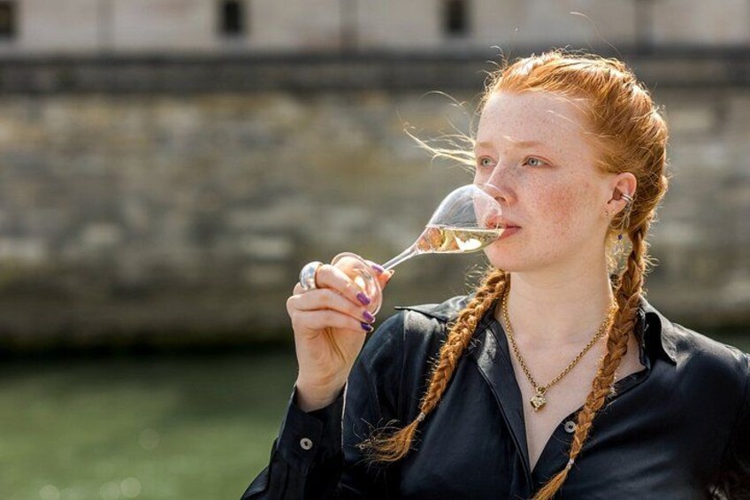 Une personne tenant un verre de vin. 4