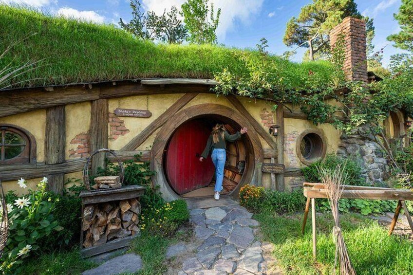 Hobbiton Movie set & Waitomo Caves Small Group Tour From Auckland 3