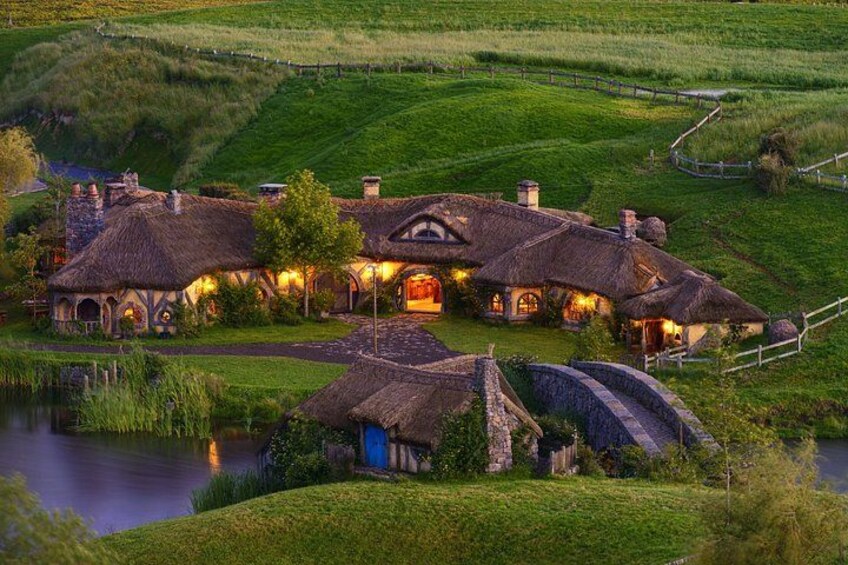 Hobbiton Movie set & Waitomo Caves Small Group Tour From Auckland 3