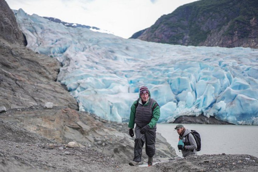 Un glacier sur lequel se trouve une personne debout et une autre accroupie. 4
