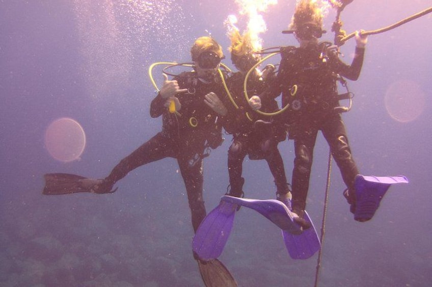 Two scuba divers with fins and oxygen tanks. 3