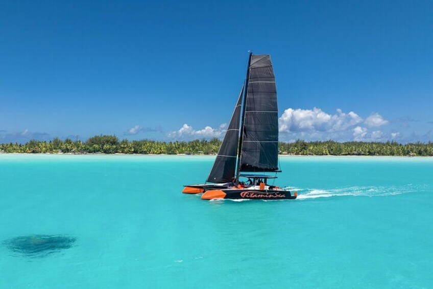 Ein Segelboot auf türkisfarbenem Wasser unter blauem Himmel. 1