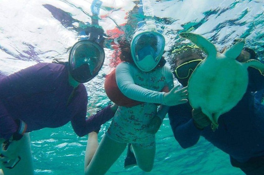 Menschen beim Schnorcheln unter Wasser. 4
