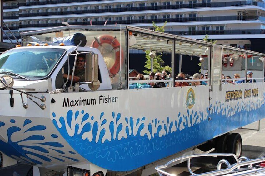 Un barco pesquero blanco y azul llamado 'Maximum Fisher' con pasajeros a bordo. 2