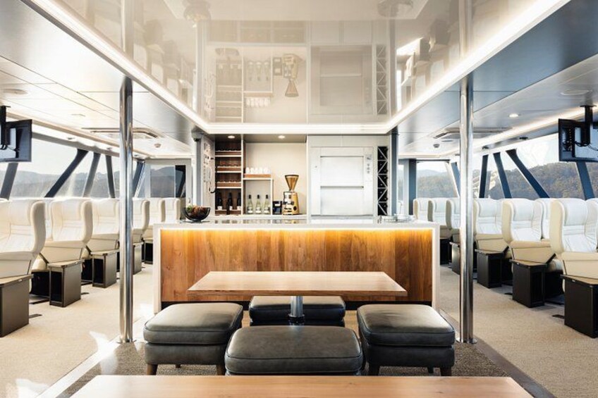 Un intérieur de train moderne avec un bar en bois, des sièges et une grande fenêtre. 3