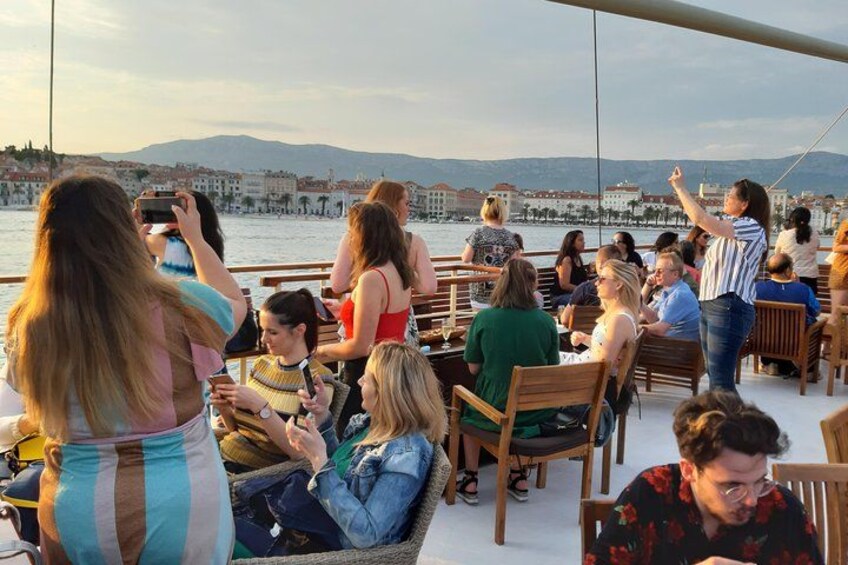 Boutique Sunset Cruise Aboard Yacht Polaris – Live Music & Drinks 2