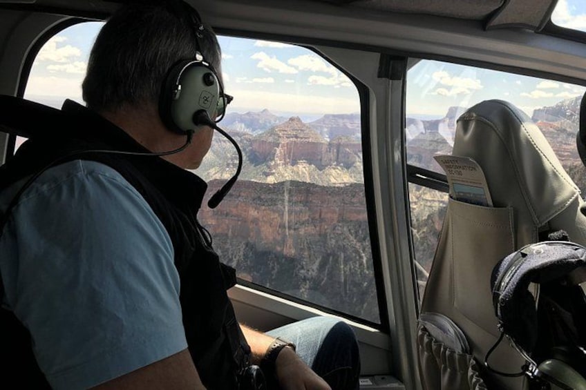 Une personne se trouve dans le cockpit d’un hélicoptère, d’où elle peut admirer un paysage de canyon. 4