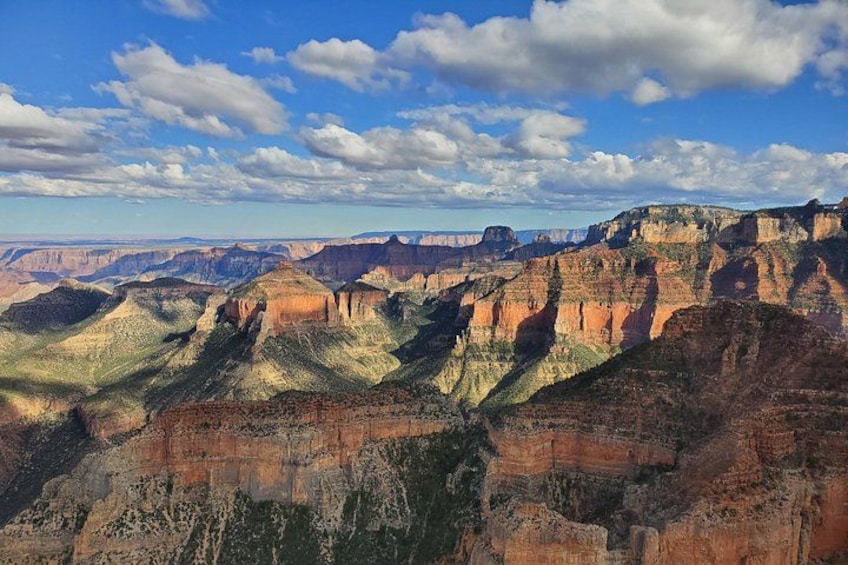 Un paysage de canyon caractérisé par des formations rocheuses en strates et un ciel dégagé. 1