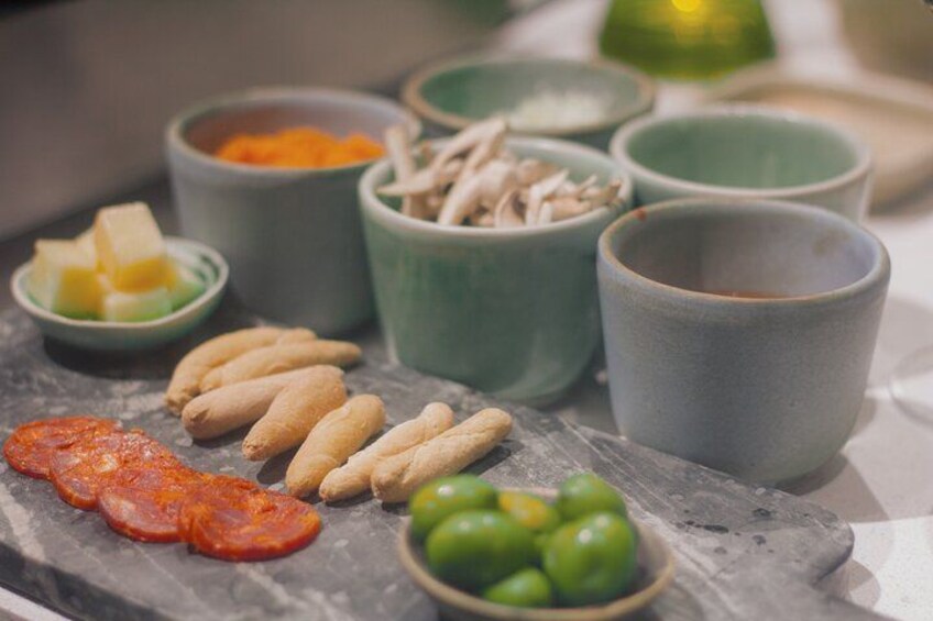 Diversos alimentos y tazones sobre una mesa. 2