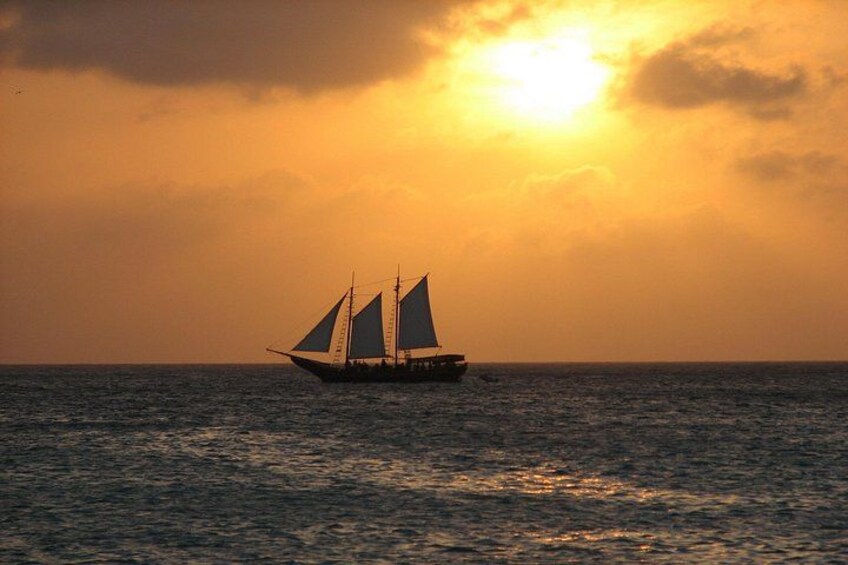 Un velero en el océano durante el atardecer. 1