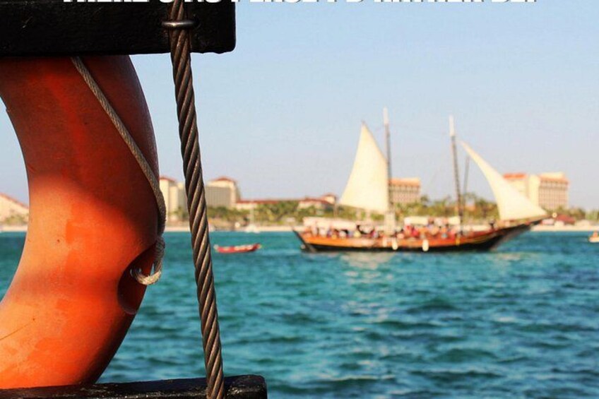Una cuerda de barco y un velero con velas blancas al fondo. 4