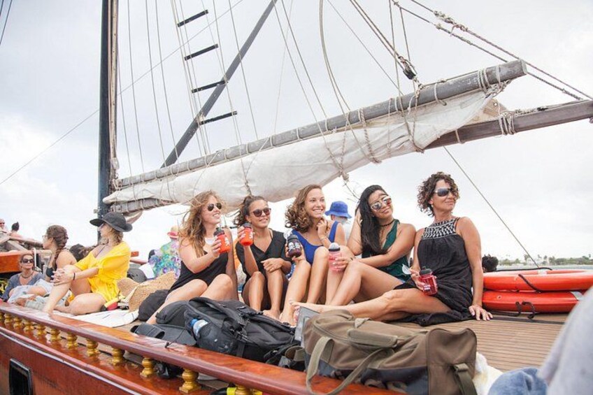 Un grupo de personas en un velero, con vela y aparejo. 5