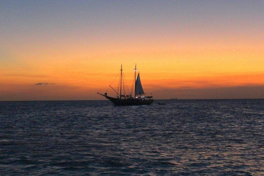 Un barco navegando en el océano durante el atardecer. 2