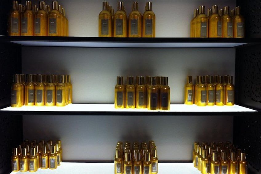 Planken met verschillende parfumflesjes. 3