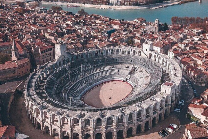Un antiguo anfiteatro rodeado de edificios históricos. 2
