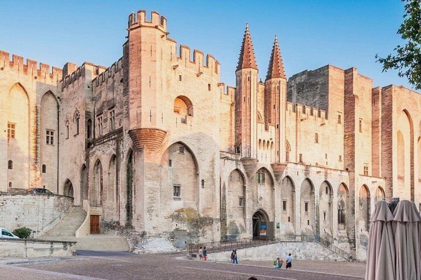 Un castillo histórico con arcadas y una torre central. 4