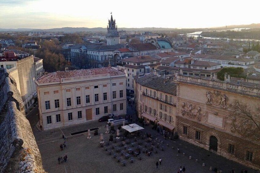 Una plaza histórica con edificios, una estatua y una iglesia grande al fondo. 5