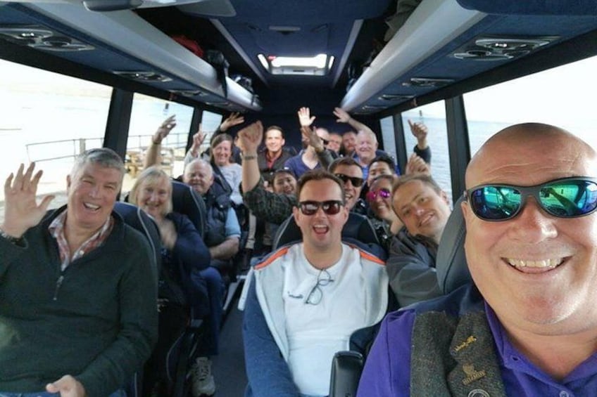 Un groupe de personnes se trouve sur un bateau, les bras levés, peut-être pour célébrer ou pour prendre une photo. 4