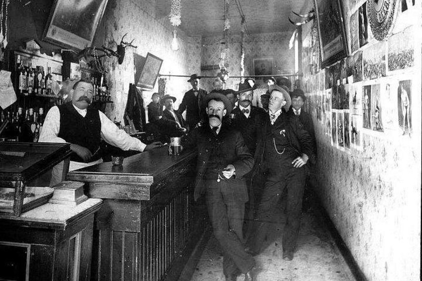 En bar med gæster og bartendere. 5
