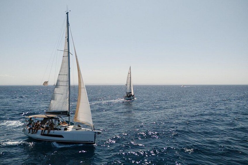 Un velero en el agua bajo un cielo despejado. 5