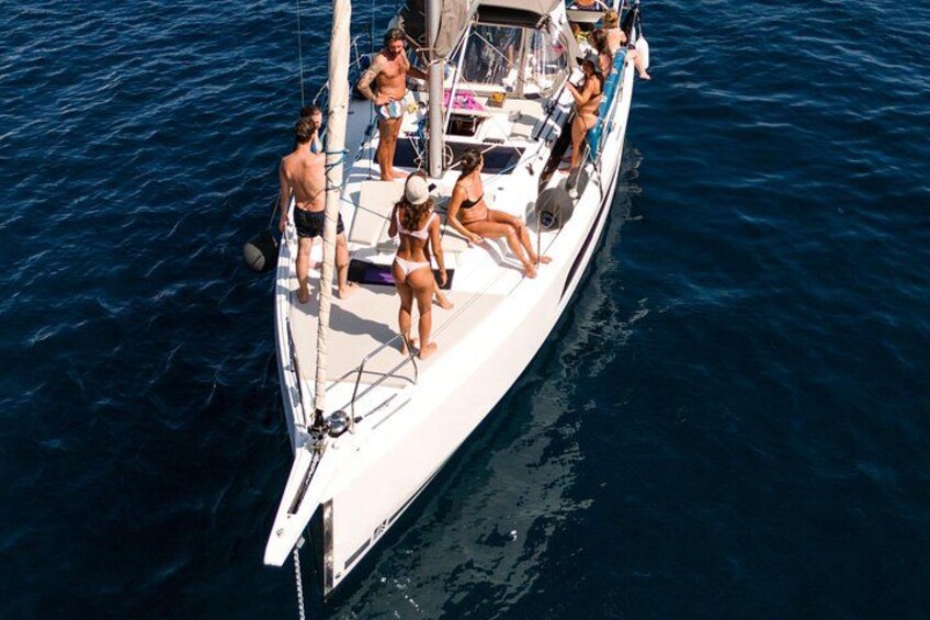 Un velero con gente en la cubierta, rodeado de agua. 3