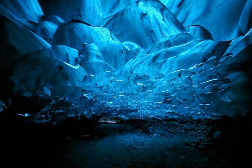Una cueva de hielo con iluminación azul. 4