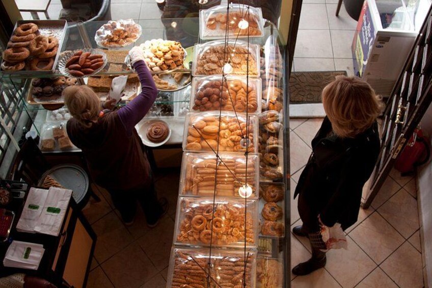 Una panadería con diversos productos horneados exhibidos en vitrinas. 3