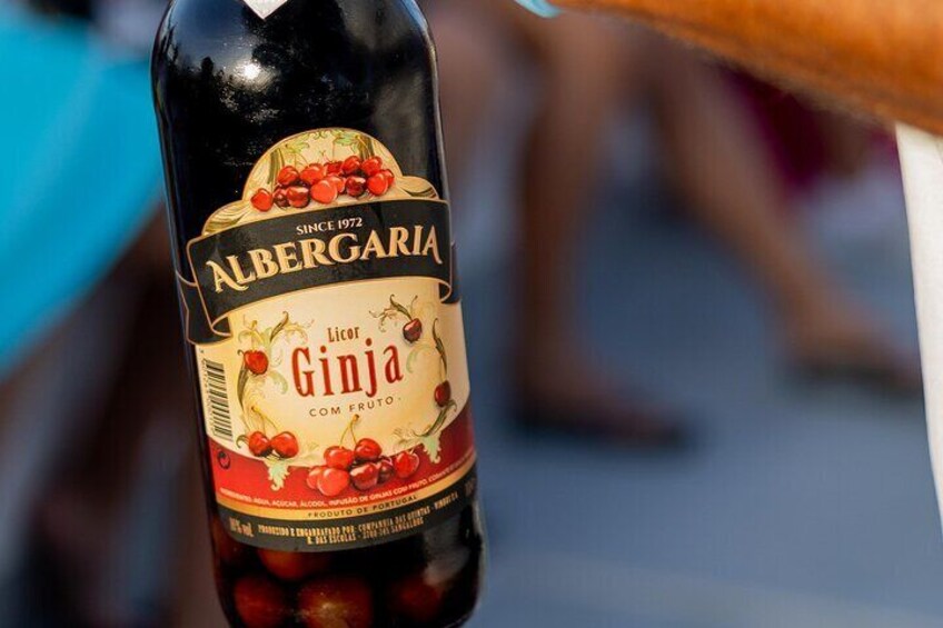 Une bouteille de liqueur de ginja Albergaria, dont l’étiquette représente des baies rouges et une carte. 5