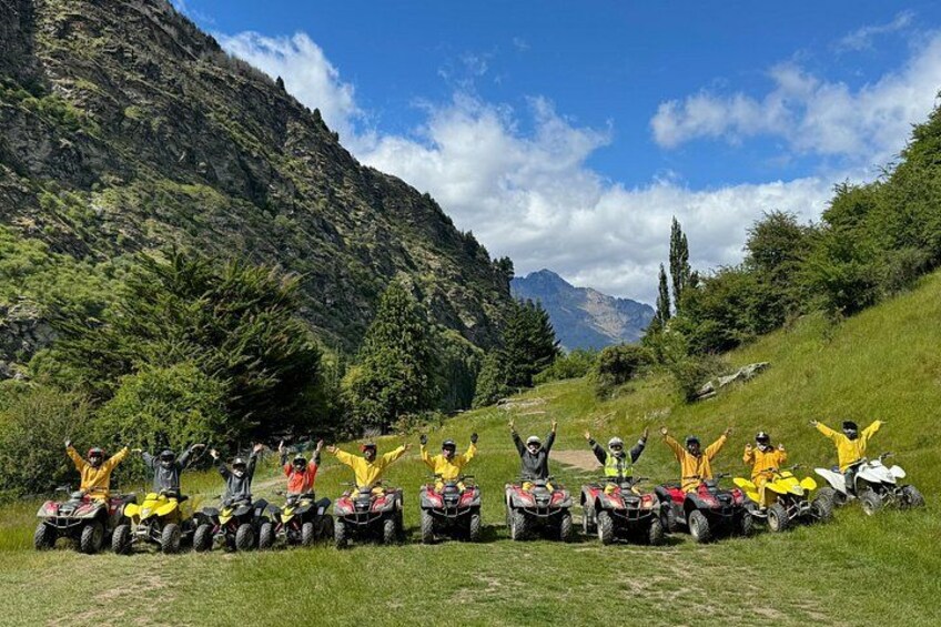 Un grupo de personas en cuatrimotos en una zona montañosa. 3