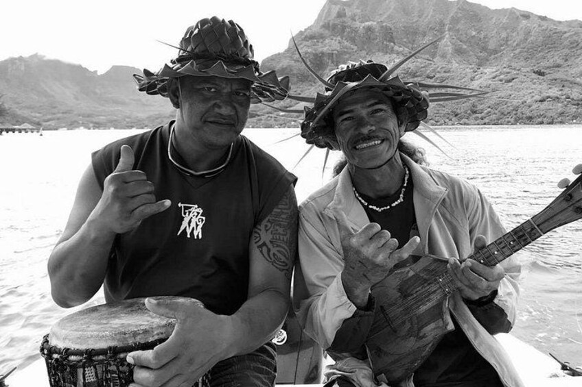Deux personnes sont à bord d’un bateau : l’une joue de la batterie et l’autre tient une guitare. 2