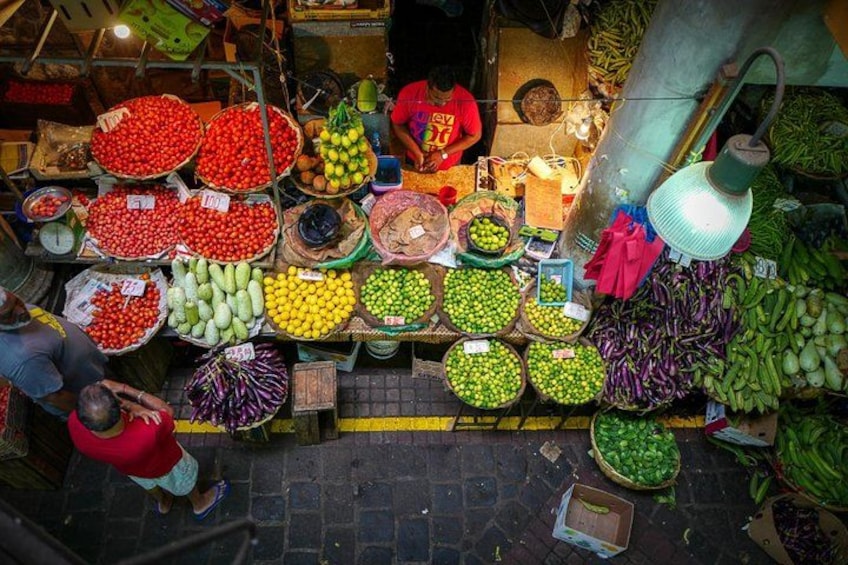 Un marché où divers fruits et légumes sont présentés dans des paniers et des caisses. 5