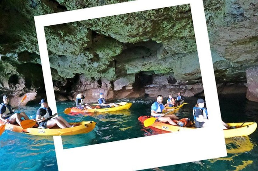 Personas haciendo kayak en una cueva con agua. 1