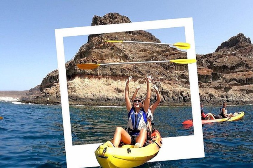 Una persona haciendo kayak en un río con acantilados rocosos al fondo. 2